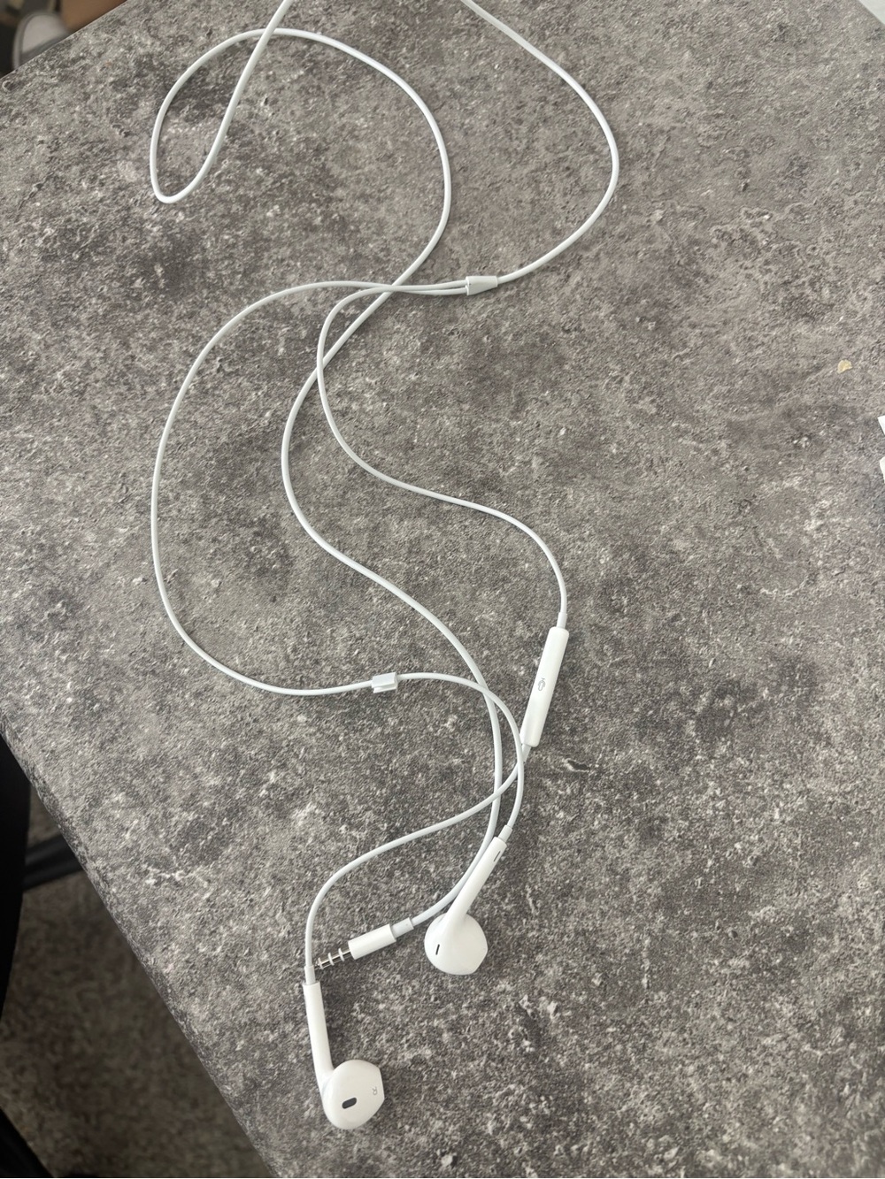 Apple White Wired Earbuds with Inline Remote and Microphone
